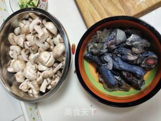 蘑菇乌鸡人参汤的做法步骤：1