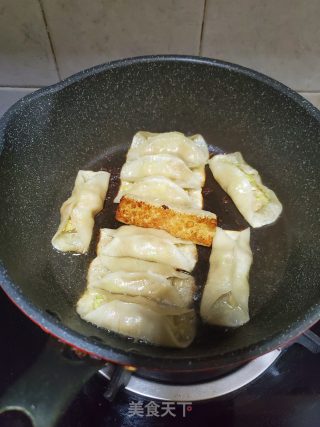 猪肉白菜锅贴的做法步骤：10