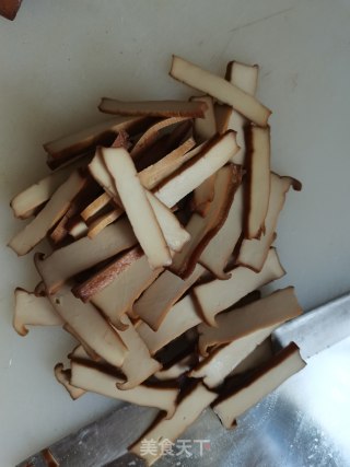 香干炒腊肉的做法步骤：4