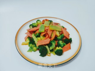 西兰花炒红肠的做法步骤：1