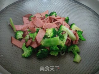 西兰花炒红肠的做法步骤：7