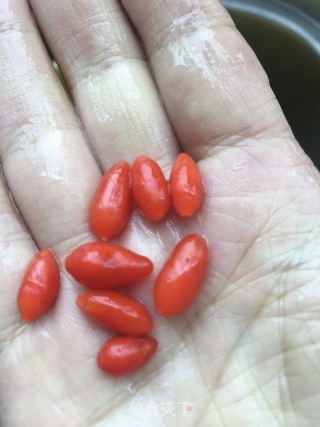 新鲜枸杞冰糖炖雪花梨的做法步骤：2