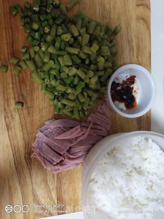 豆角火腿丝炒饭的做法步骤：2