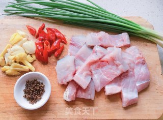 西红柿炖鱼的做法步骤：1