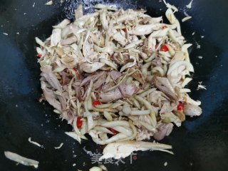 杏鲍菇炒百味鸡的做法步骤：8