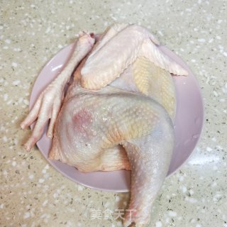 香菇板栗焖鸡的做法步骤：1