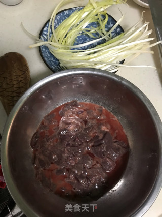 爆炒猪肝的做法步骤：1