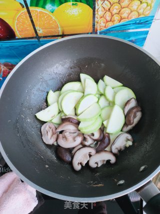 香菇炒西葫芦的做法步骤：6