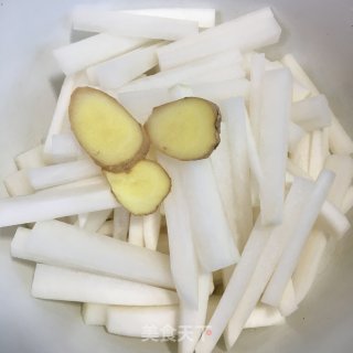 萝卜肉丸炖蛋饺的做法步骤：1