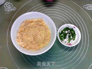 葱香黑椒土豆华夫饼的做法步骤：2