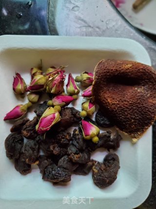 玫瑰花陈皮龙眼茶的做法步骤：1