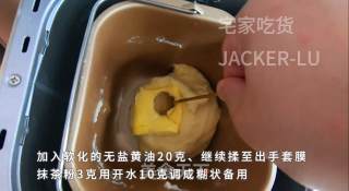 家常毛毛虫面包，简单又经典的甜品，入口细腻，绵软有嚼劲。的做法步骤：2