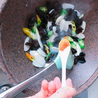 山药炒黑木耳的做法步骤：6