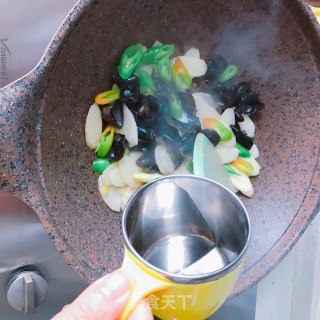 山药炒黑木耳的做法步骤：7