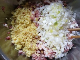 白菜猪肉饺子的做法步骤：3