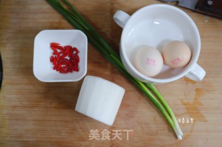 全民网红白萝卜丝煎蛋汤（适合月龄18+婴幼儿辅食）的做法步骤：1