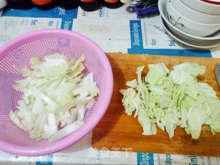 牛肉炒白菜的做法步骤：1