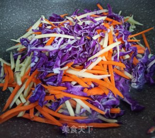 胡萝卜紫甘蓝炒土豆丝的做法步骤：4