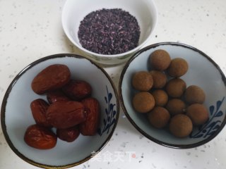 紫米桂圆红枣粥的做法步骤：1
