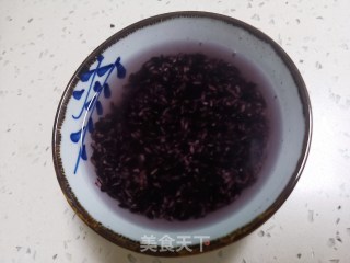 紫米桂圆红枣粥的做法步骤：2