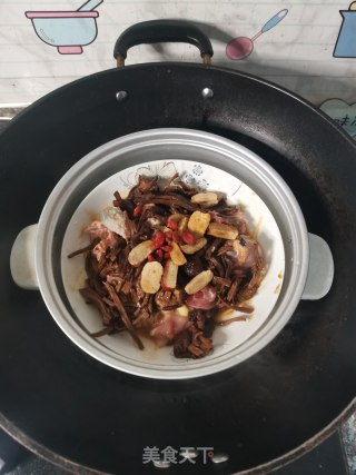 茶树菇蒸鸡的做法步骤：3