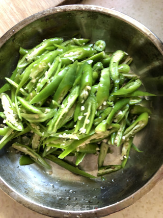青椒炒牛肉的做法步骤：1
