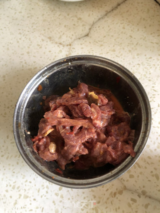 青椒炒牛肉的做法步骤：2