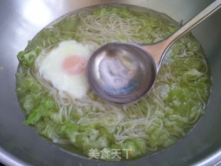 大白菜尾鸡蛋面汤的做法步骤：5