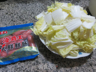 鲜鲜肠炒大白菜的做法步骤：1