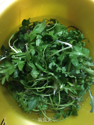 牛肉丸荠菜汤的做法步骤：1
