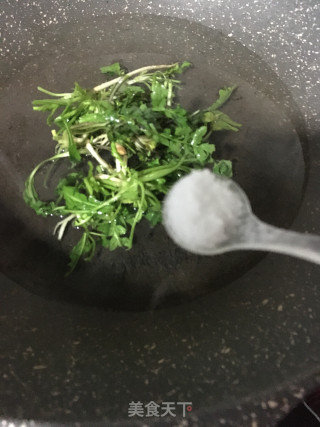 牛肉丸荠菜汤的做法步骤：2