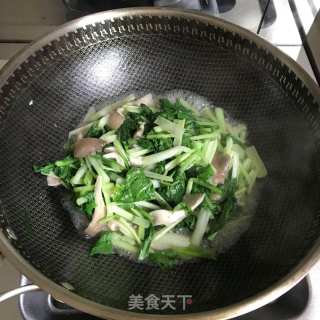 小白菜炒平菇的做法步骤：4