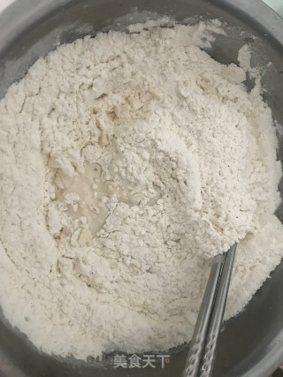 牛肉火腿肠披萨的做法步骤：1