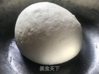 牛肉火腿肠披萨的做法步骤：2