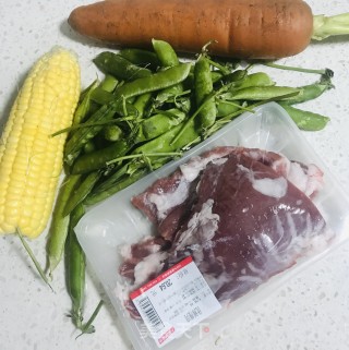 豌豆玉米胡萝卜炒肉的做法步骤：1
