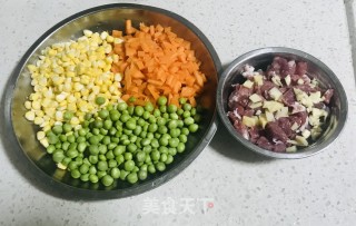 豌豆玉米胡萝卜炒肉的做法步骤：2