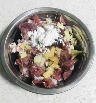 豌豆玉米胡萝卜炒肉的做法步骤：3