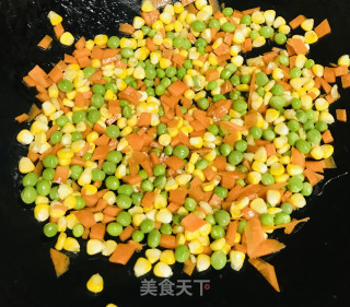 豌豆玉米胡萝卜炒肉的做法步骤：4