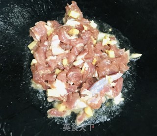 豌豆玉米胡萝卜炒肉的做法步骤：5