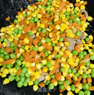豌豆玉米胡萝卜炒肉的做法步骤：7