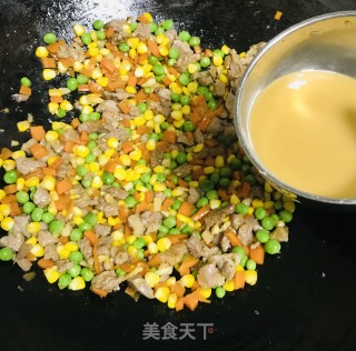 豌豆玉米胡萝卜炒肉的做法步骤：9