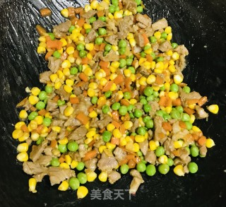 豌豆玉米胡萝卜炒肉的做法步骤：10