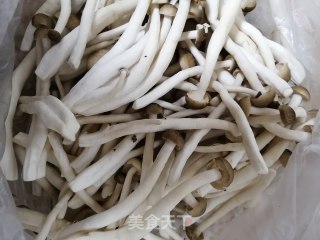 响油海鲜菇胡萝卜的做法步骤：1