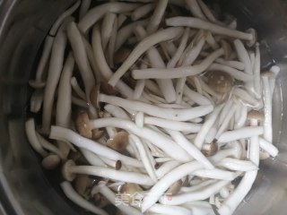 响油海鲜菇胡萝卜的做法步骤：2