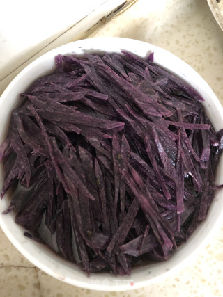 青椒炒紫土豆的做法步骤：1