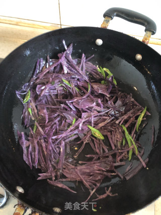 青椒炒紫土豆的做法步骤：3