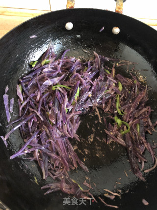 青椒炒紫土豆的做法步骤：4