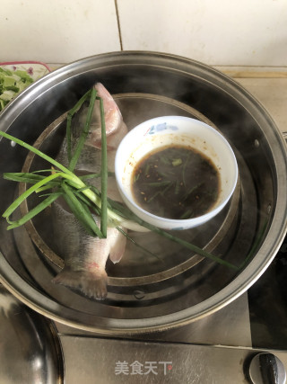 红油蒸鲈鱼的做法步骤：3