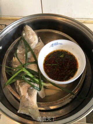 红油蒸鲈鱼的做法步骤：4