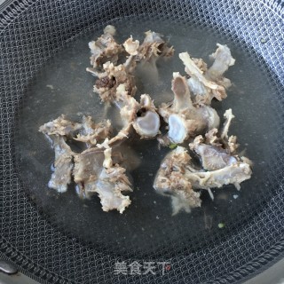 荠菜粉丝羊蝎子汤的做法步骤：3